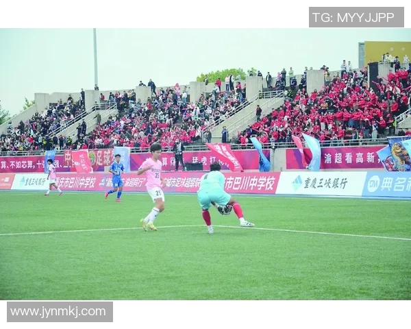 足球巨星街头出镜引热议 时尚搭配与球场形象相得益彰